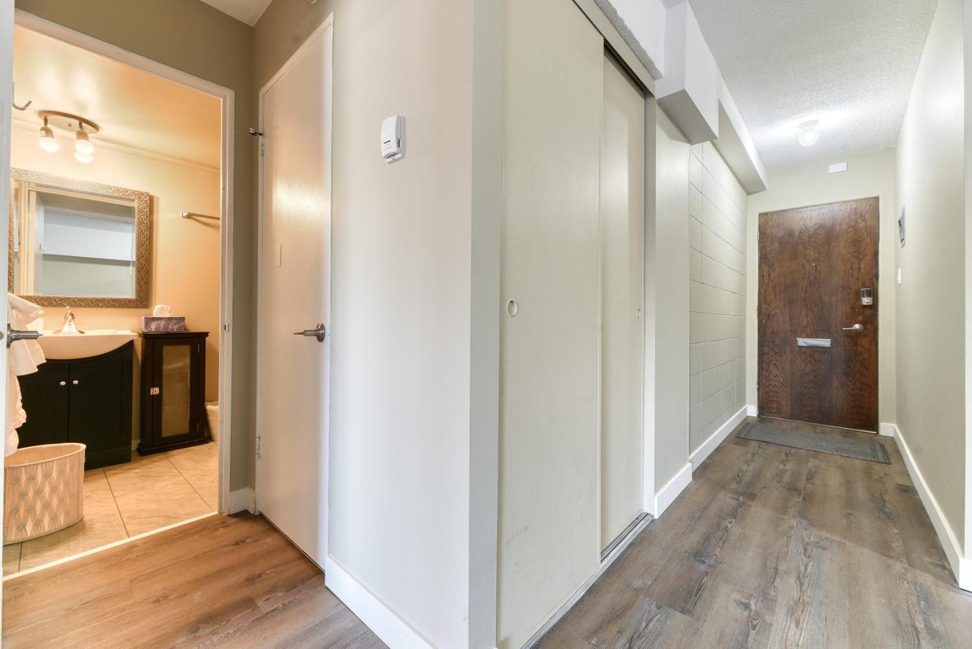 A Spacious Downtown 1-Bed Suite カルガリー エクステリア 写真