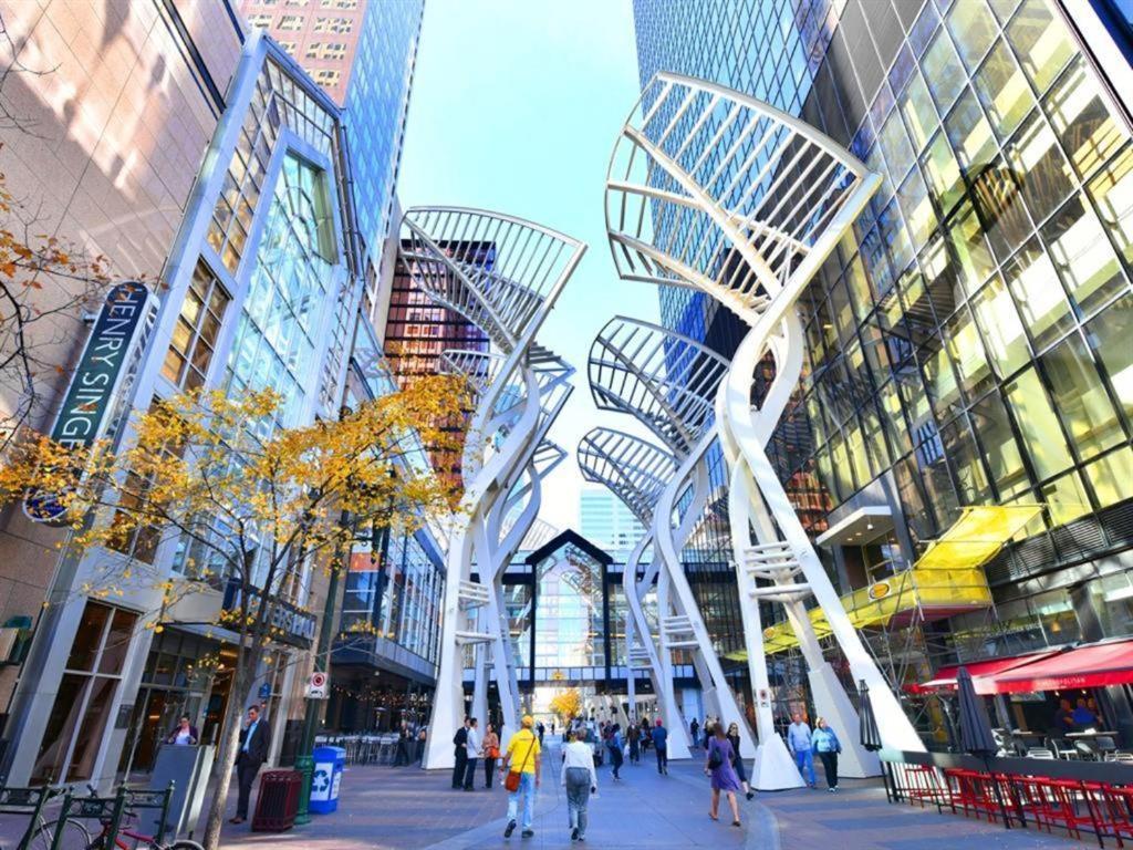 A Spacious Downtown 1-Bed Suite カルガリー エクステリア 写真