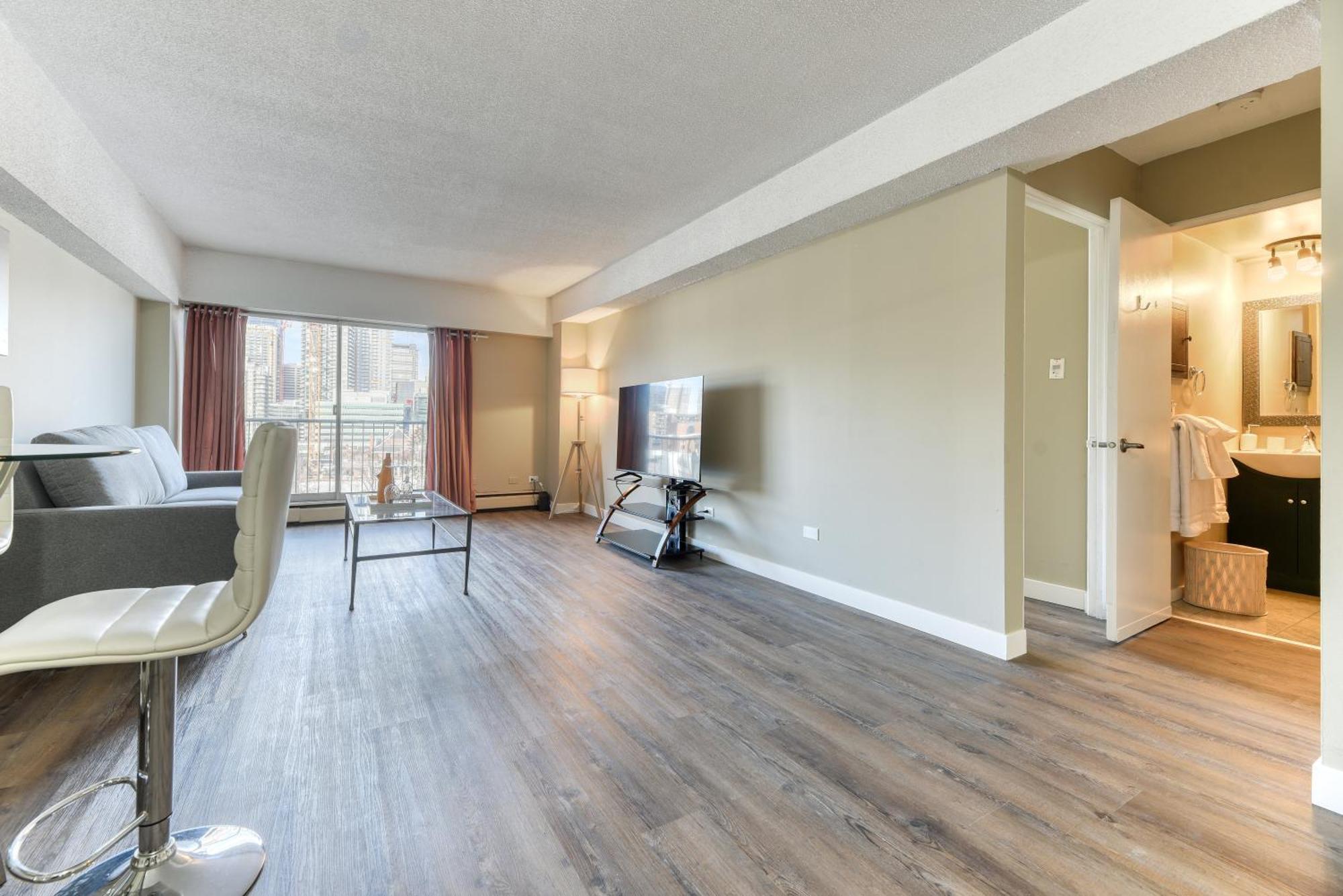 A Spacious Downtown 1-Bed Suite カルガリー エクステリア 写真